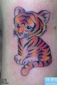 Patrón de tatuaje de tigre de brazo