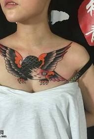 ຮູບແບບ tattoo ຫນ້າເອິກ Eagle