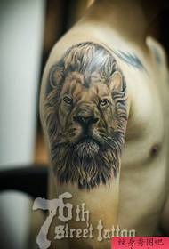 brazo masculino clásico color popular cabeza de león tatuaje patrón