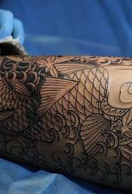 augšstilba līnijas koi tetovējuma modelis