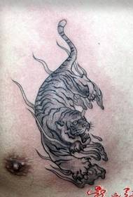 hrudník dominanta pekný tetovací vzor tigra