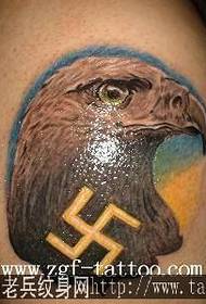 un patrón de tatuaxe de 10.000 caracteres cunha águila de cores
