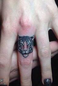 vinger kleine tijger avatar tattoo patroon