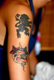 手臂黑色狮子纹身图案