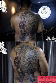 handsome back ກັບເຄິ່ງ ໜຶ່ງ ຂອງຜູ້ຊາຍກັບຮູບແບບ tattoo ເສືອພູ