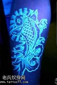 motif de tatouage fluorescent calmar