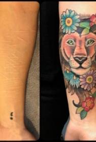 Els nois al braç van pintar a l'aquarel·la esbós creatius imatges de tatuatges de lleons dominants
