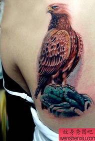skönhet tillbaka en färgglad örn tatuering mönster