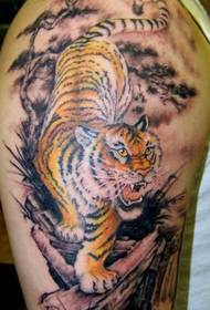 paže dole tetovanie tiger hory