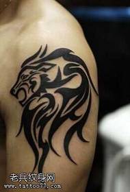 Padrão de tatuagem de totem de leão de braço