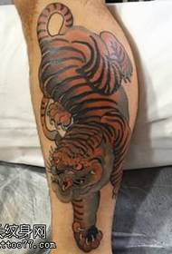 Den nederste del af tigerens tatoveringsmønster