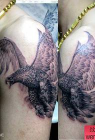 大 Доминираща снимка на татуировка на орел на ръката
