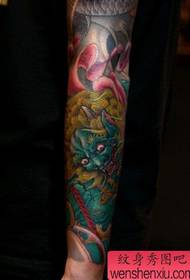 Алатка за тетоважа на рака: Класична згодна и убава слика за сликање на тетоважи со лав за тетовирање