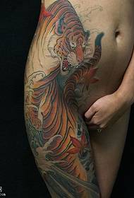 hofte et stort tiger tatoveringsmønster