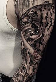 Meškos nuožmus tigro tatuiruotės modelis