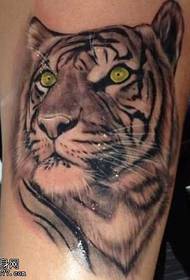 Rankos dominuojantis tigro tatuiruotės modelis