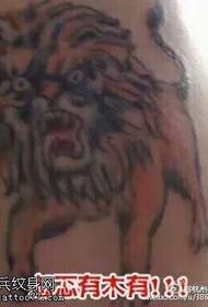 wzór tatuażu dzikiego lwa