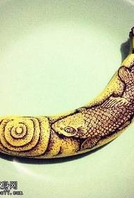 koi lotoso tatuiruotės modelis ant banano