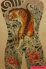 Традиційний рукопис татуювання тигра на повній спині