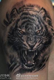 patrón de tatuaje de cabeza de tigre feroz