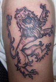 schouder bruin brullende leeuw tattoo patroon