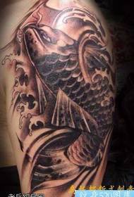 patrón de tatuaje de pez de litio de personalidad de brazo