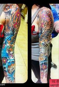 девојка рака популарна кул шема на тетоважа на тигар од цветни рака