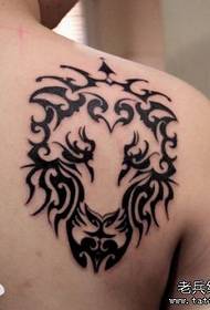 ένα όμορφο μοτίβο τατουάζ κεφαλής λιονταριού τοτέμ
