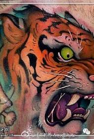 Padrão de tatuagem de tigre feroz pintado