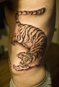 costelas laterais patrón de tatuaxe de tigre grande en estilo chinés
