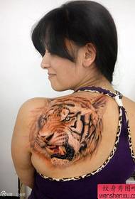 kvinnelige skuldre kule farger tigerhode tatoveringsmønster