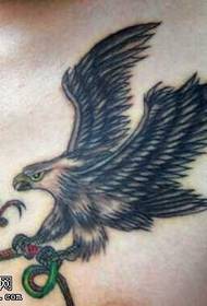 águia de peito comendo patrón de tatuaxe de serpe