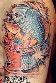 patró de tatuatge de lotus de calamar de color braç