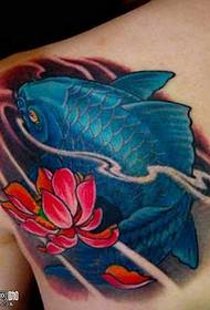 patrón de tatuaje de calamar azul de hombro
