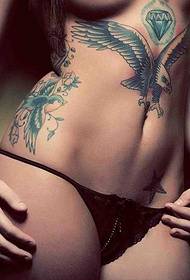 το σχέδιο τατουάζ του αετού στο στήθος