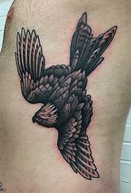 patrón de tatuaje de águila negra abdominal