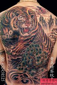 excelente patrón de tatuaje de tigre de montaña con espalda completa dominante