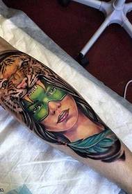 wzór tatuażu ramię dziewczyny tygrys