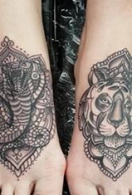 女孩的小動物大象和獅子紋身圖片的腳背上的黑色st幾何線條