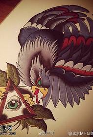 wykwintny wzór tatuażu z trójkątnym okiem orła