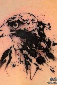 pola tato elang tinta klasik yang populer