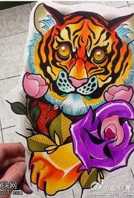 Teste padrão bonito do tatuagem do tigre de Rosa