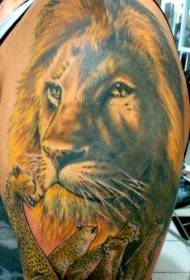 어깨 색 사자 왕과 표범 문신 사진