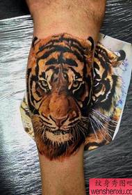 чоловіча нога популярний домінуючий тигр шаблон татуювання голови