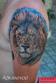 męskie ramię popularny klasyczny wzór tatuażu głowy lwa w kolorze europejskim i amerykańskim