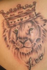 модел зелени очи лъв и корона татуировка