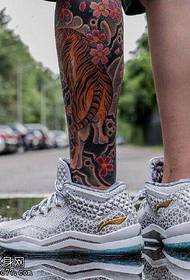 Kallef op Plum Blummen Tiger Tattoo Muster