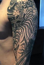 váll tinta tigris tetoválás minta