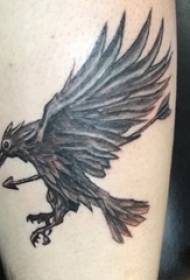 Chlapci tele na černé pricks abstraktní čáry šipky a obrázky zvířat tetování zvíře orla