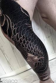 didelis kalmarų tatuiruotės raštas ant kojos